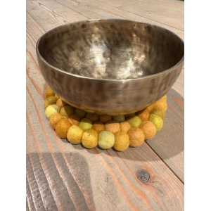 klankschaalonderzetter-viltbolletjes-diverse-tinten-geel-lichtoranje-20cm_a