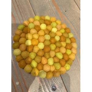 klankschaalonderzetter-viltbolletjes-diverse-tinten-geel-lichtoranje-20cm_b