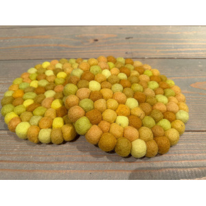 klankschaalonderzetter-viltbolletjes-diverse-tinten-geel-lichtoranje-20cm_c